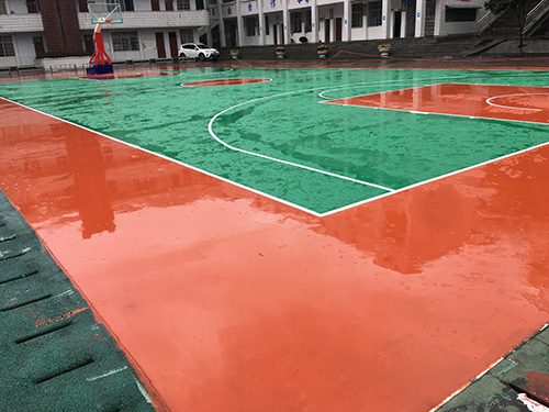 吉首瀘溪縣鎮中完小學塑膠籃球場，羽毛球場